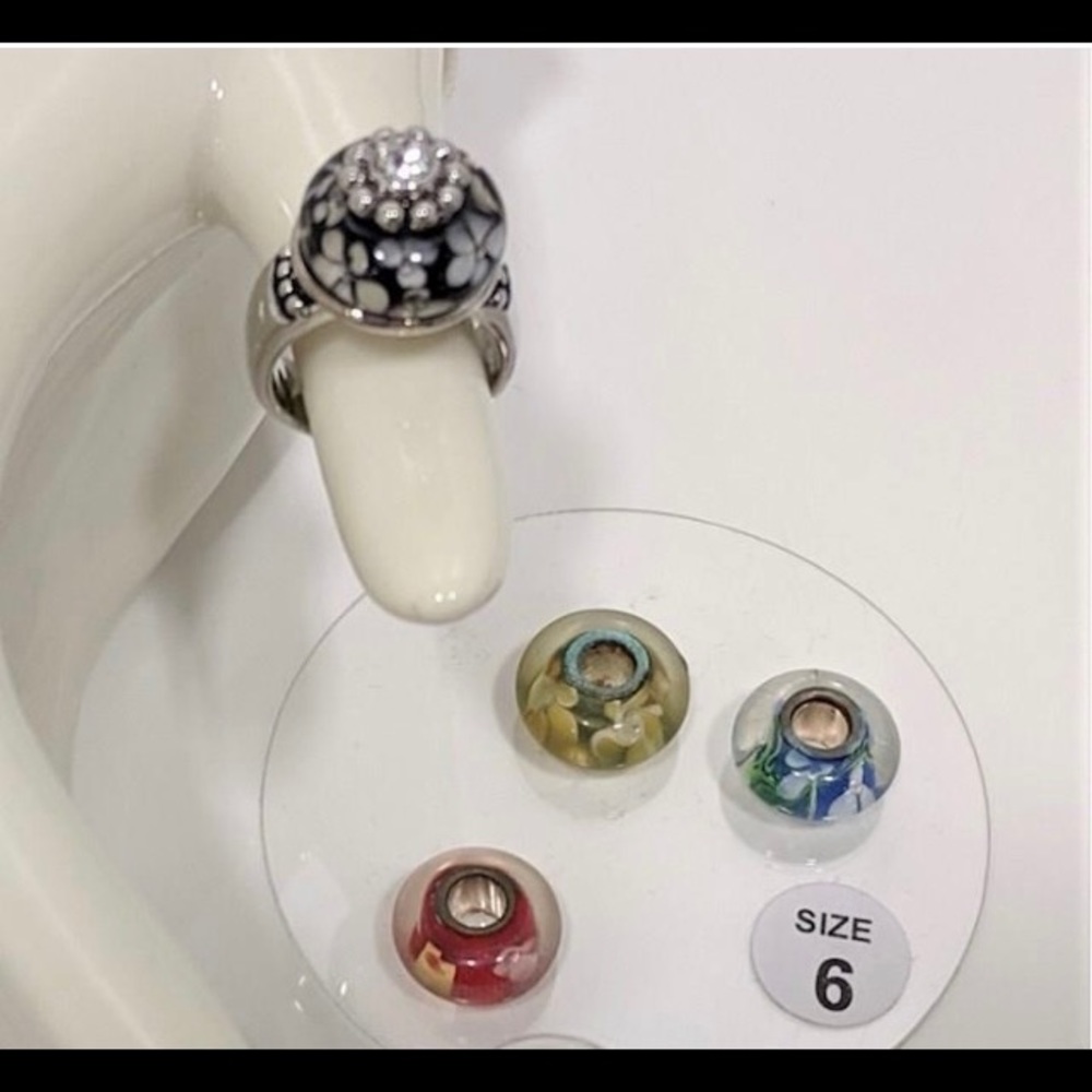 Bauble Lulu interchangeable ring
	•	Size 6
	•	4 different Murano glass beads